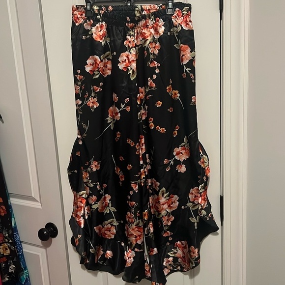 Roman’s Pants - Roman’s size 16 Floral Ruffle Pants Pajamas beach cover up style, slits on sides